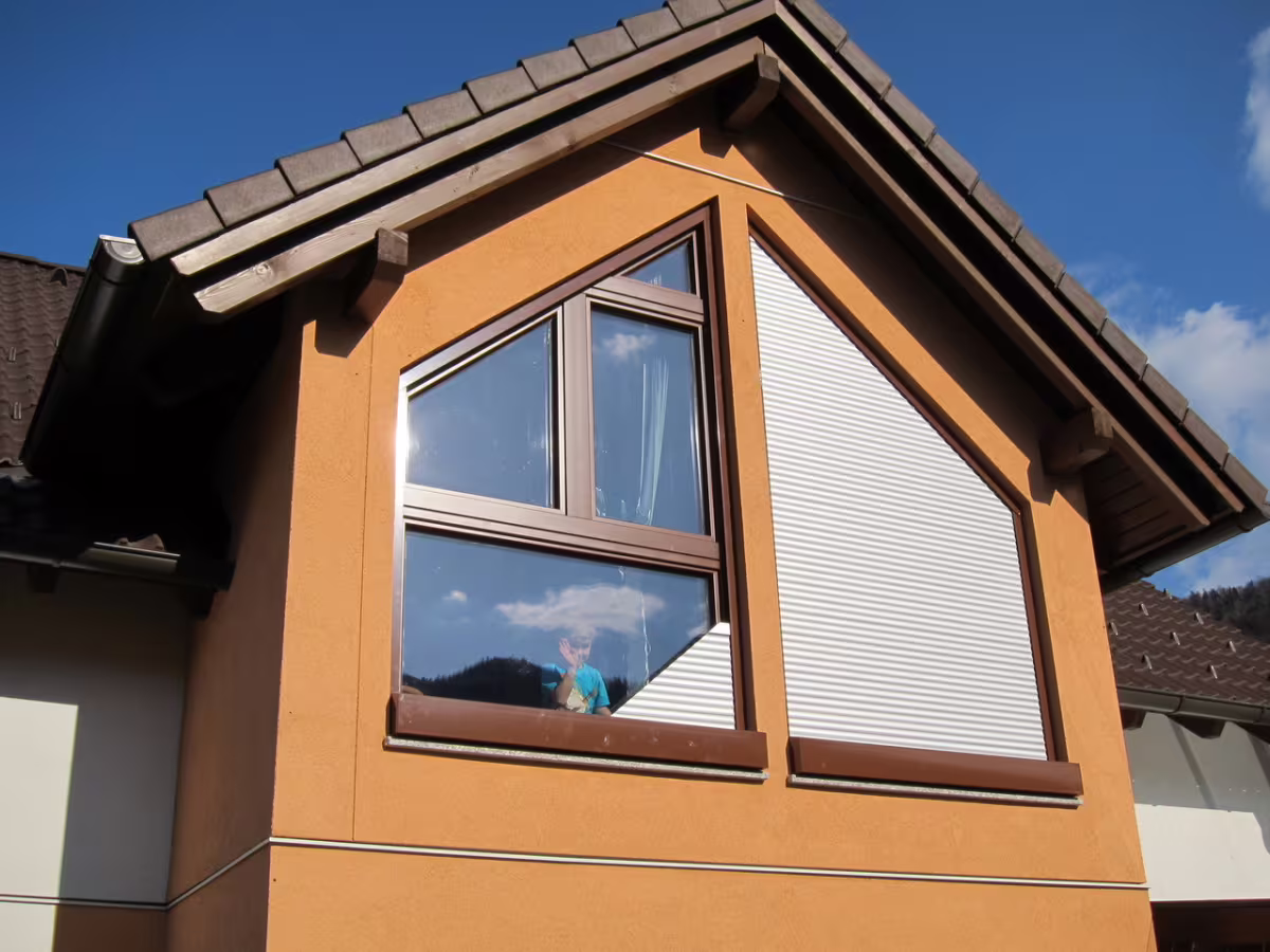 Atypické předokenní rolety