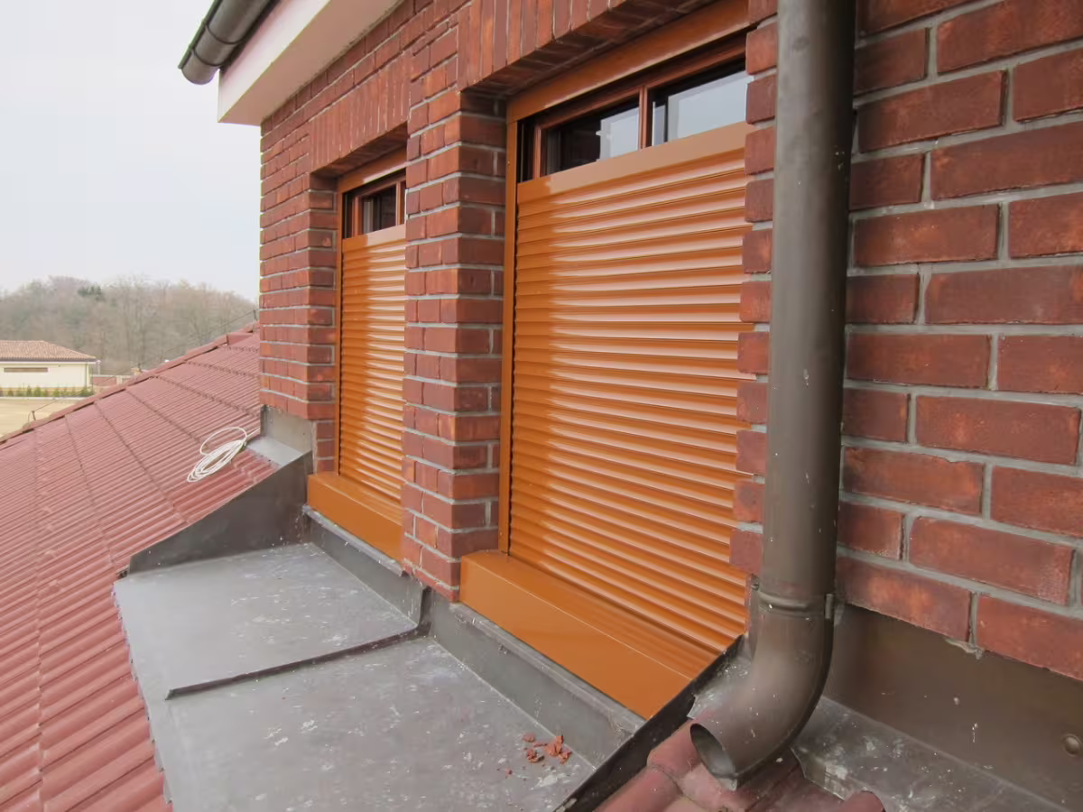 Atypické předokenní rolety